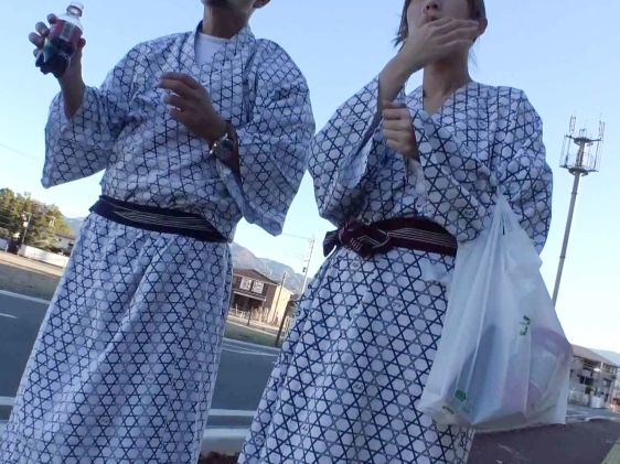 【温泉NTR】巨乳美女を彼氏から横取り！混浴で火がついたカラダは他人棒を求めて…こっそり寝取りセックスで彼氏にバレずにイキまくり！巨乳揺れる激ピストンに悶絶♡