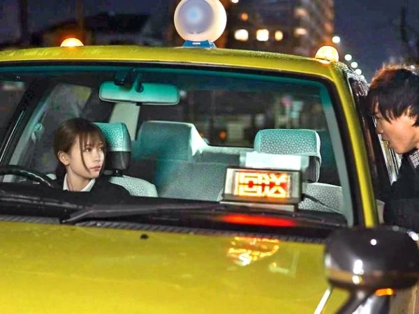 【タクシー美女の危険な誘惑】『お客さん、我慢できない…』スレンダー美ボディを自宅で独り占め！フェラ手コキで悶絶→騎乗位で激しく腰振り♥イチャラブSEXで中出し寸前！