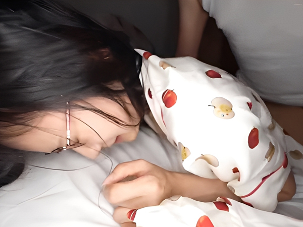 【美少女レイプ】『やめて…助けて…』無防備な女子寮に侵入した管理人が、無垢な美少女を拘束！嫌がる彼女を力ずくで犯し、泣き叫ぶ声が響く禁断の夜♡