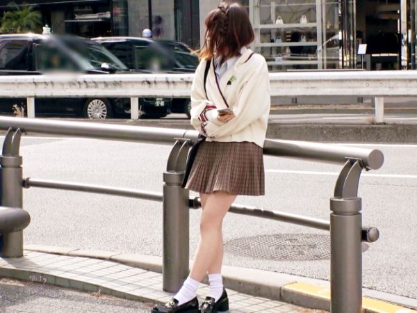 【地下アイドルにまさかの暴発！】「えっ、もう出ちゃうの？w」素人アイドルが手コキ＆フェラで男をイカせまくり！挿入前に口内射精しちゃうドジっ子アイドルに興奮必至♡
